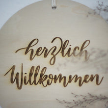 Lade das Bild in den Galerie-Viewer, Holzschild - Herzlich Willkommen