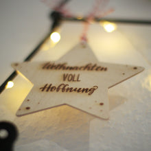 Lade das Bild in den Galerie-Viewer, Holzanhänger - Weihnachten voll Hoffnung (Stern)