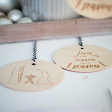 Lade das Bild in den Galerie-Viewer, Holzanhänger - Jesus is the reason for the season (beidseitige Gravur)