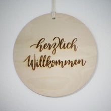Lade das Bild in den Galerie-Viewer, Holzschild - Herzlich Willkommen
