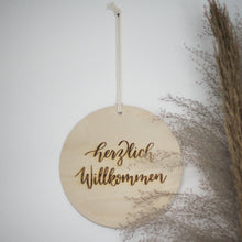 Lade das Bild in den Galerie-Viewer, Holzschild - Herzlich Willkommen
